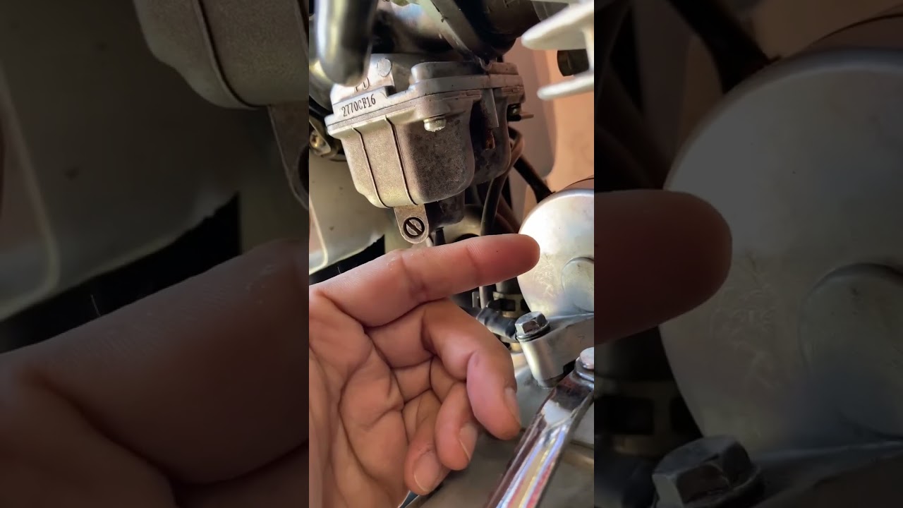 Ajustando el tornillo de aire o de mezcla con la tercera forma #mecanicademotos #shorts #carburador