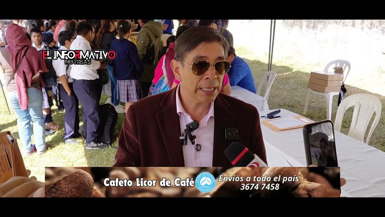 FEDERICO BETHANCOURT DA COMPUTADORAS A ESTUDIANTES EN CIUDAD VIEJA 
