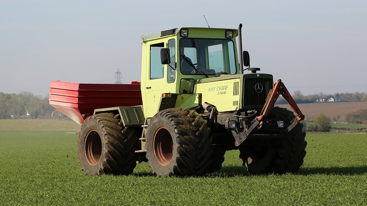 Classic fertiliser spreading with Mercedes-Benz MB-Trac 1100 + Lely Centerliner & JCB Loadall 525-67