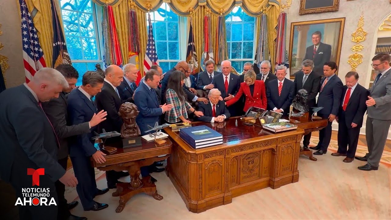 Trump invita a pastores a la Oficina Oval para orar por militares en la guerra | Noticias Telemundo