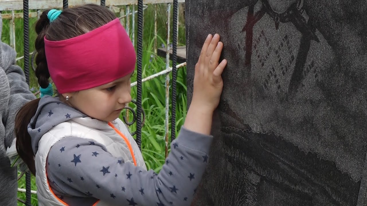 FLORI ȘI PARAGINĂ ÎN CIMITIRUL DIN BĂLȚI