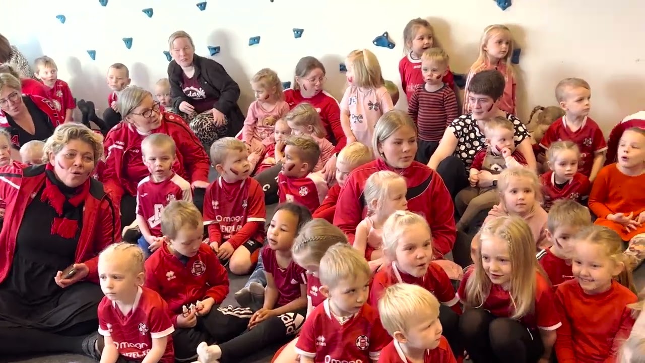 B68 leikarir vitja í barnagarðinum