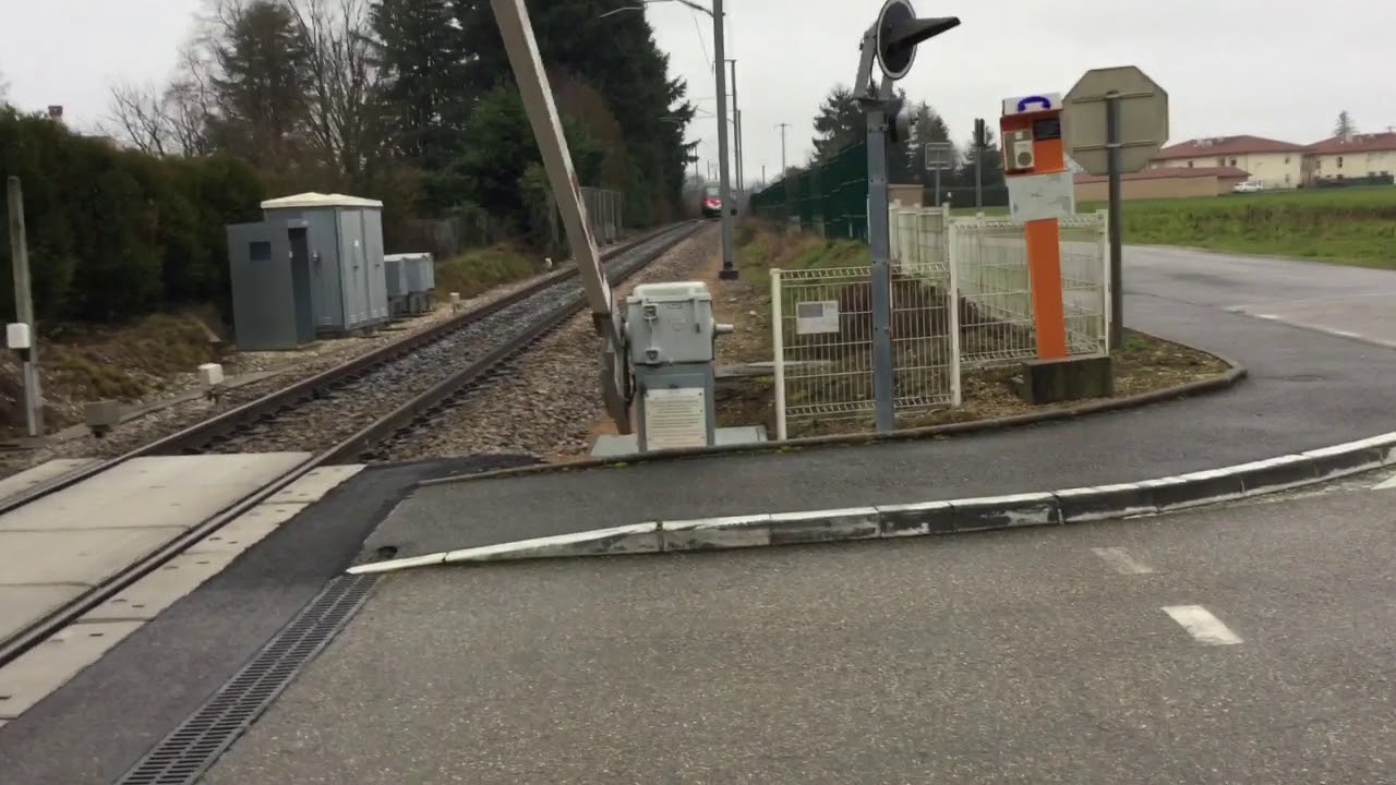 TGV POS Lyria et TER AGC Rhône Alpes au PN de Saint Just Alagnier écoles