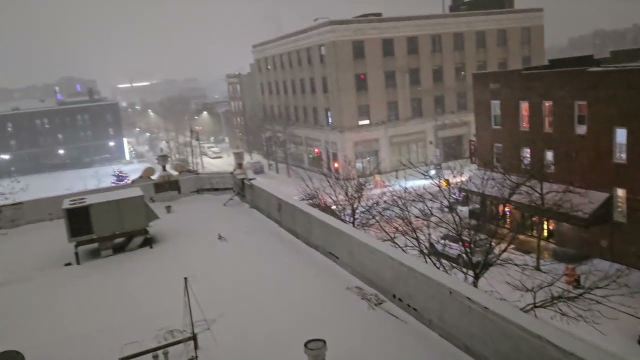 Snowfall  ❄️ in  New York City  USA 🇺🇸. 