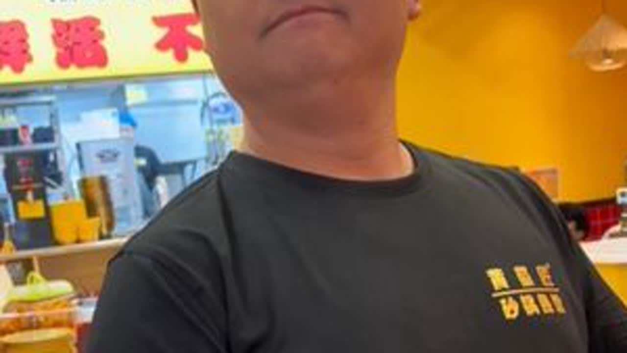 全国游走用画交换美好 今天帮老板画了老父亲的肖像，圆了他多年的心愿，同时祝天下所有的父亲身体安康，节日快乐！画在旅途，下一站会是你的城市吗？#以画换物 #以画换物挑战 #父亲节 #父亲节礼物 #油