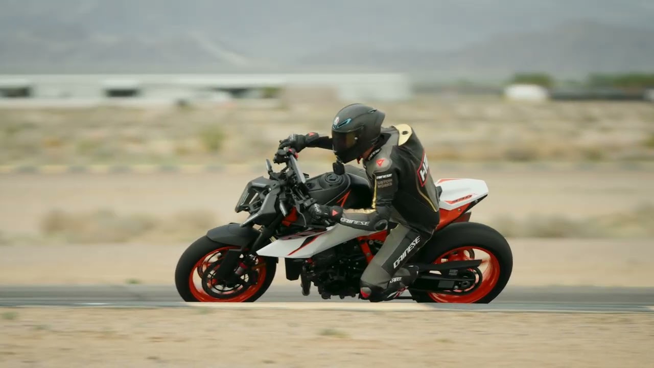 2026 KTM 990 Duke R Racetrack Riding