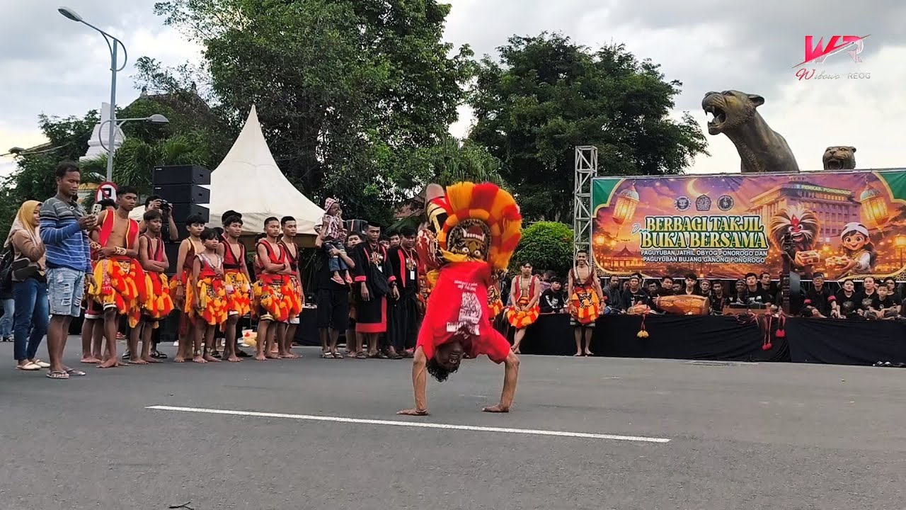 KEREN ATRAKSI SALTO BUJANG GANONG GANTENG BAGI BAGI TAKJIL ALUN ALUN ALUN PONOROGO