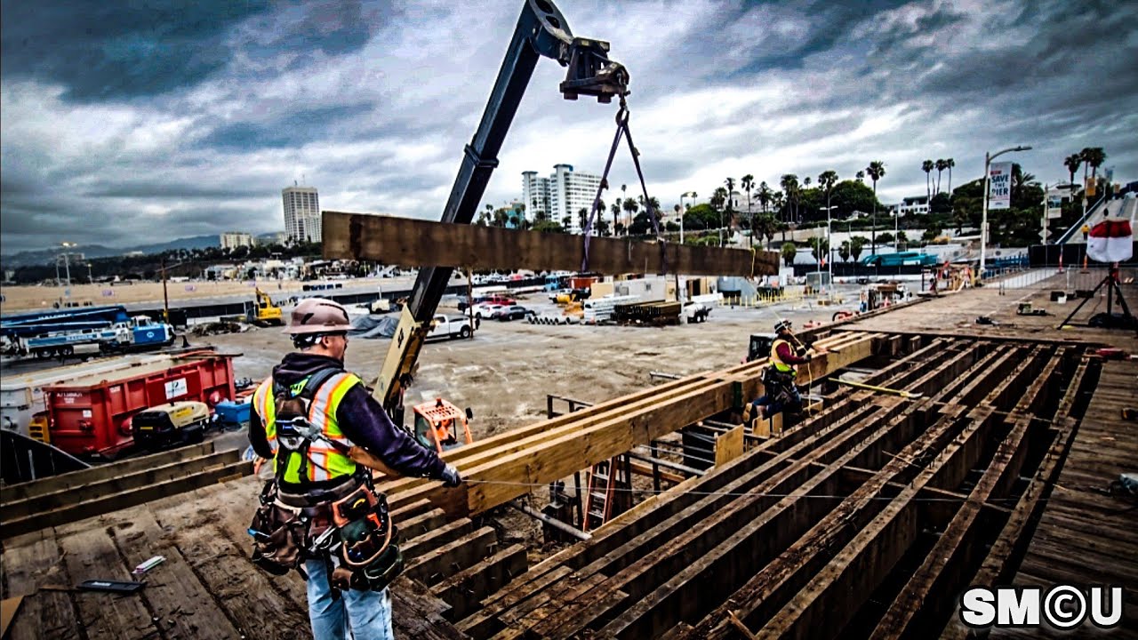 𝗣𝗜𝗘𝗥 𝗥𝗜𝗣-𝗢𝗨𝗧: Crews Hoist Massive Timber Stringers from Santa Monica Pier
