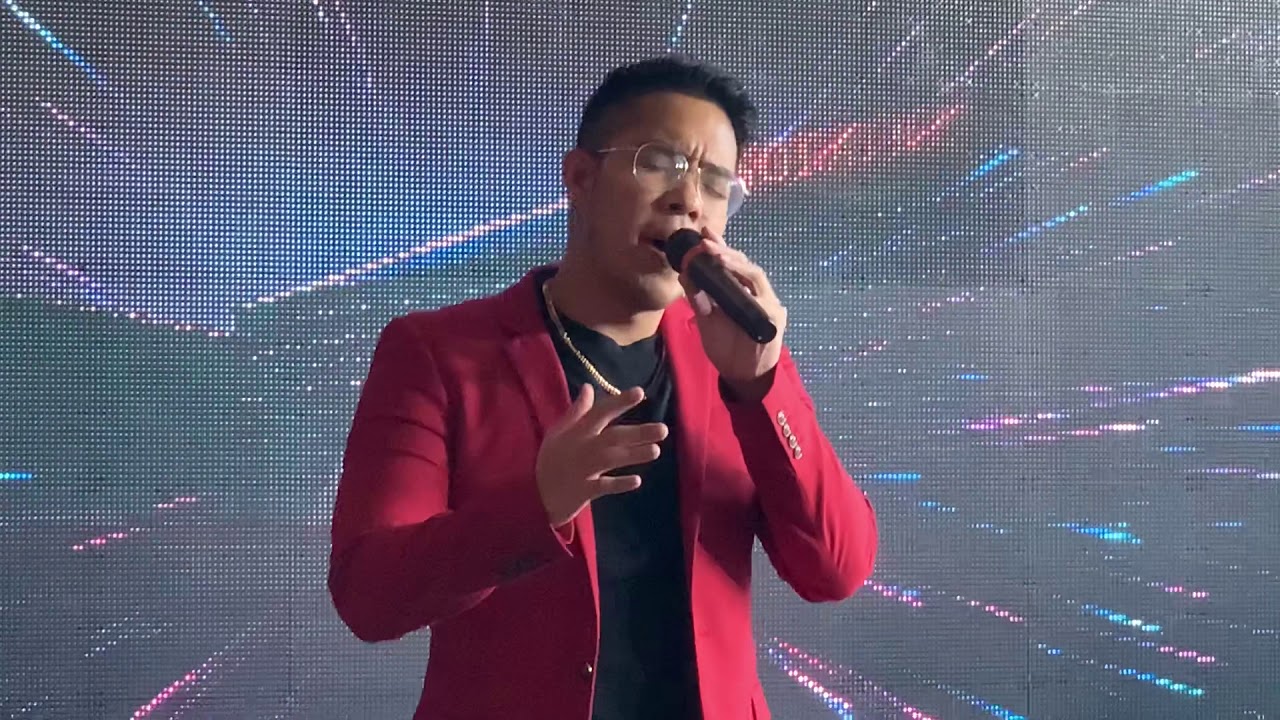 The Voice USA finalist Jej Vinson sings “Passionfruit”