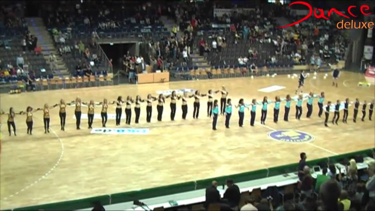 Jumpstyle und Kickline zu 
