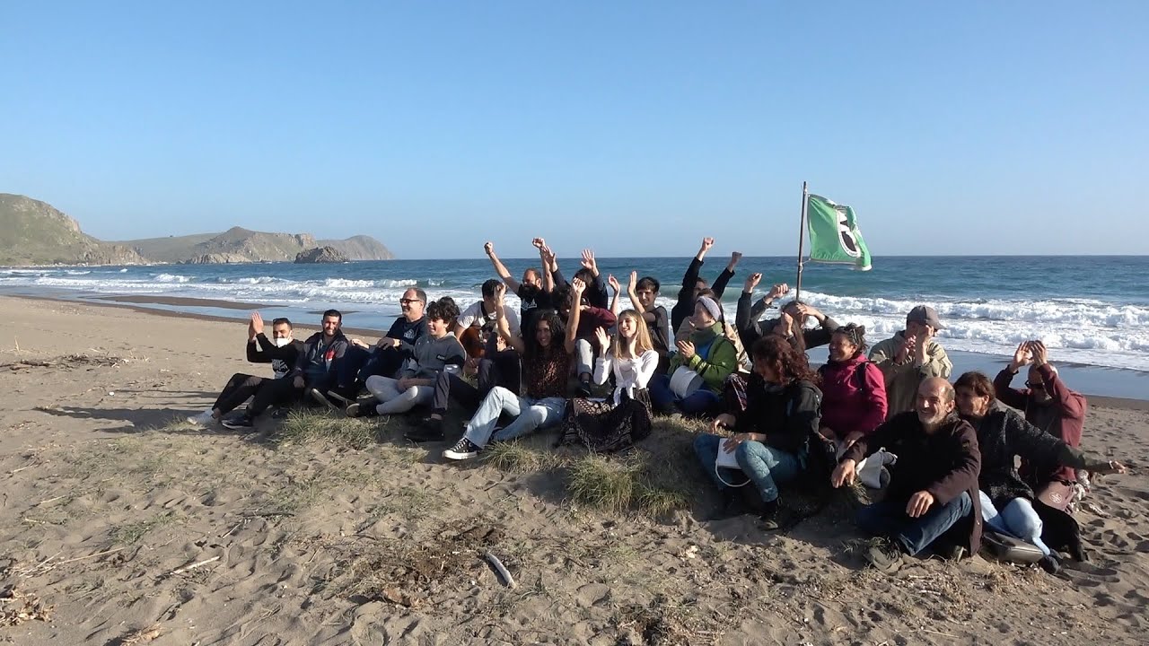 Eressos Sings! No Cement On The Beach! &Eta; &Epsilon;&rho;&epsilon;&sigma;ό&sigmaf; &tau;&rho;&alpha;&gamma;&omicron;&upsilon;&delta;ά! &Chi;&omega;&rho;ί&sigmaf; &tau;&sigma;&iota;&mu;έ&nu;&tau;&omicron; &sigma;&tau;&eta;&nu; &pi;&alpha;&rho;&alpha;&lambda;ί&alpha;!