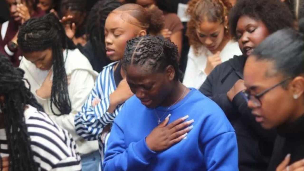 Quand le cœur est chargé, quand l’âme soupire, nous élevons nos voix vers le Seigneur.