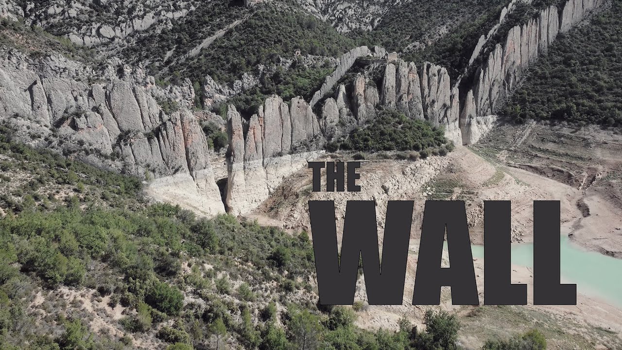 THE WALL - Survol en drone de la Muraille de Finestras