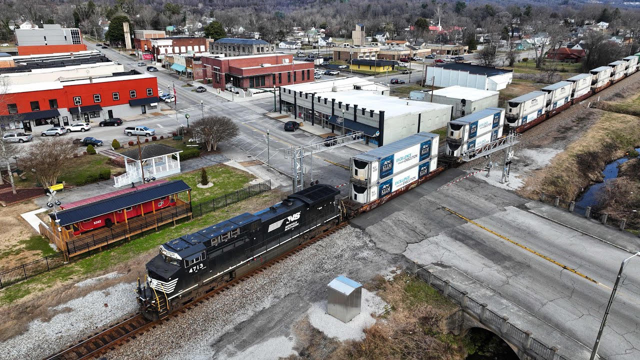 Norfolk Southern 29A with 1 up front & 2 in the middle Southbound in Rockwood Tennessee 