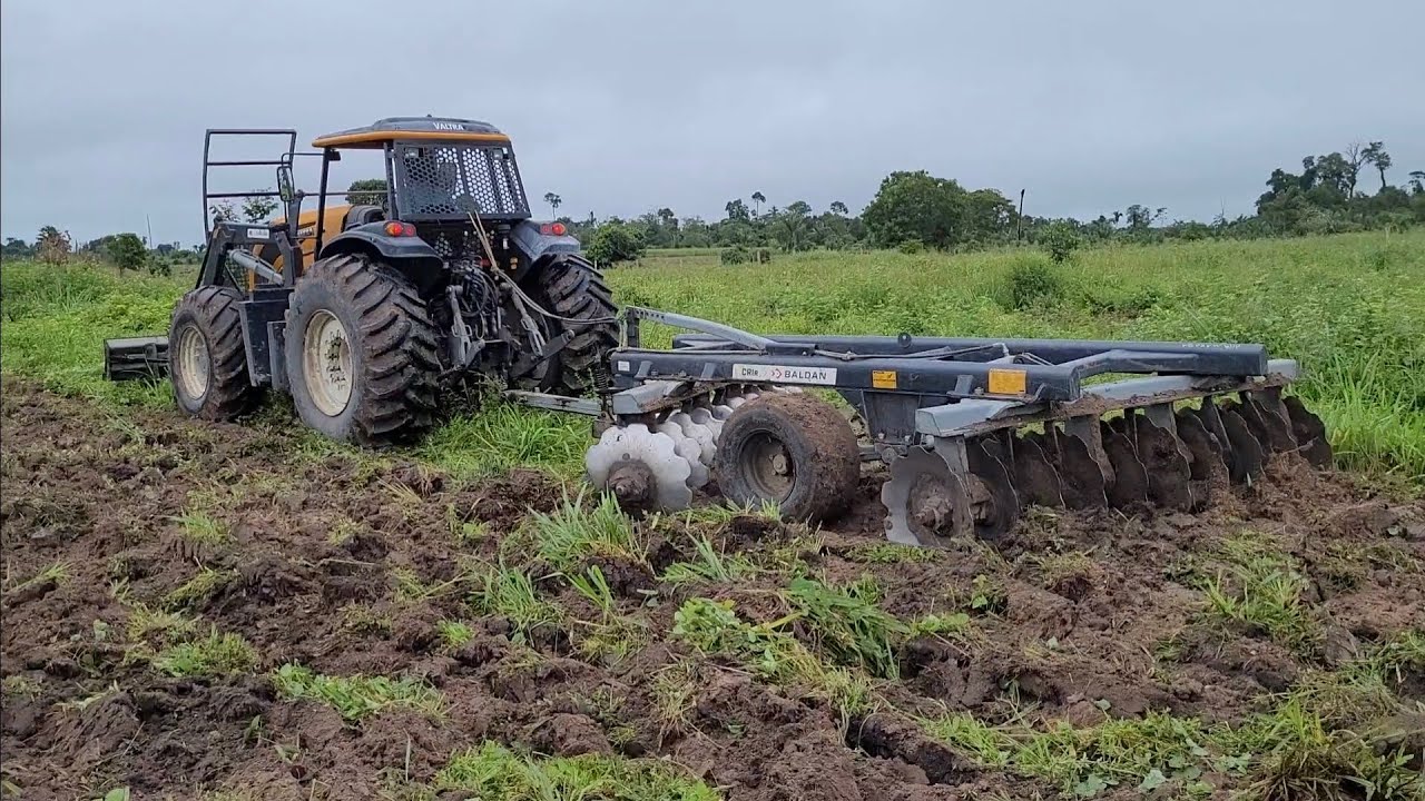 Trator VALTRA BH 154 puxando grade aradora baldan  20 X 30.
