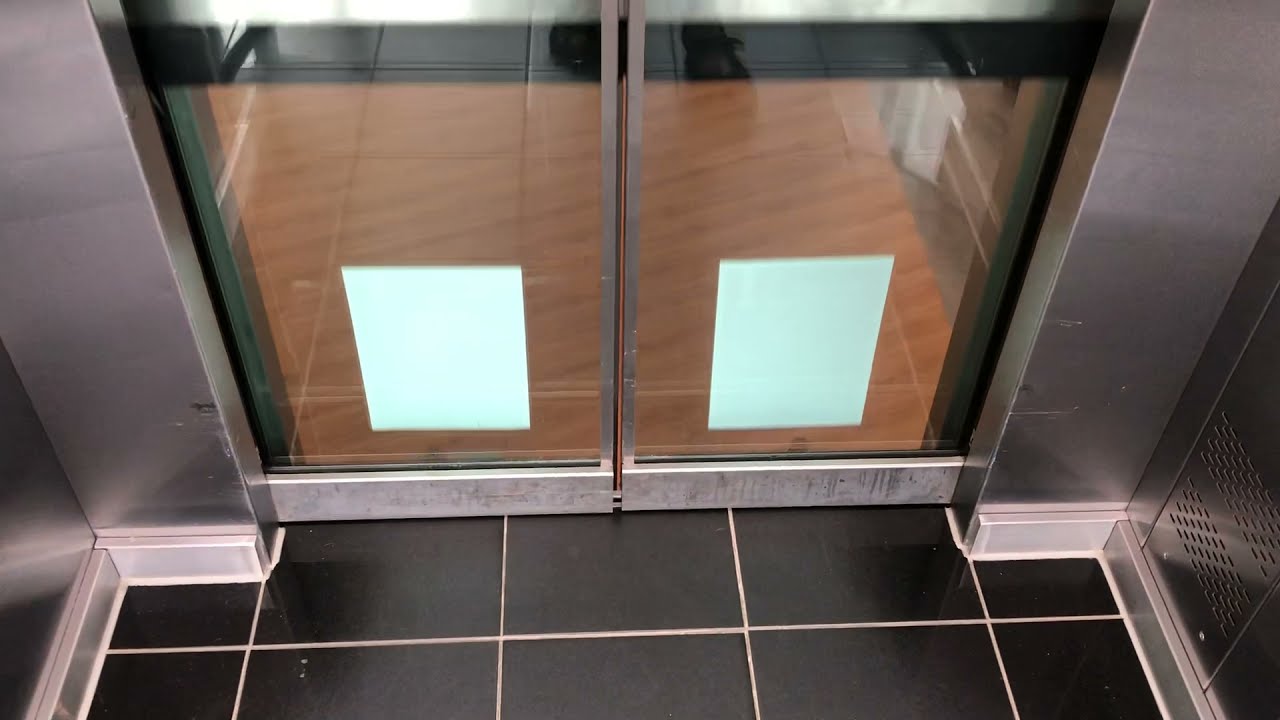 Fahrstuhl Hübschmann im XXXL Lutz Neumünster