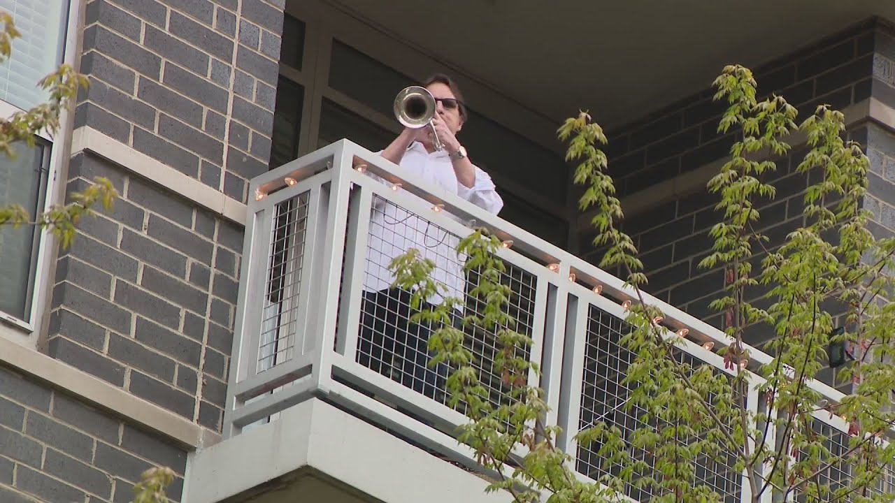 Husband who survived COVID-19 serenades quarantined wife from his balcony