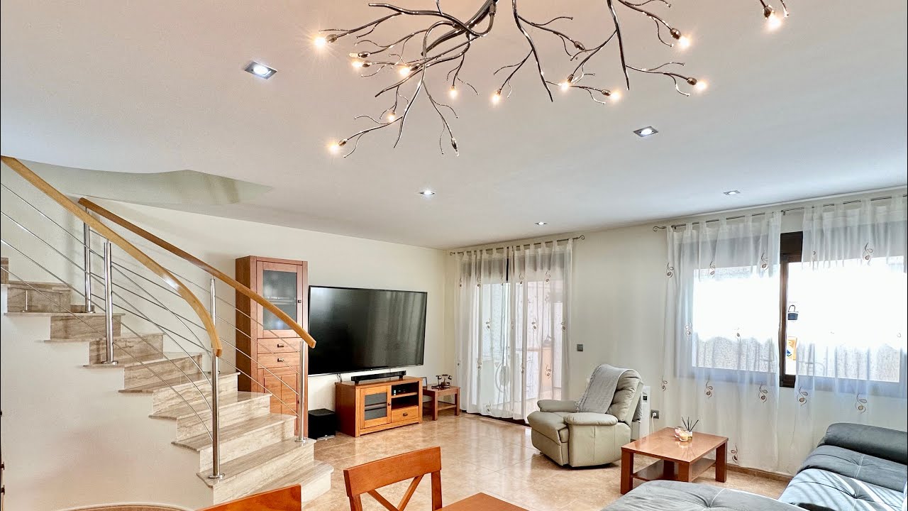 Casa con garaje en venta en San Javier. 4 habitaciones y sótano privado
