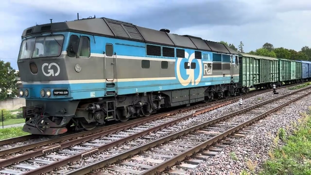 TEP70S-229 arriving to Tartu/ ТЭП70С-229 прибывает в Тарту