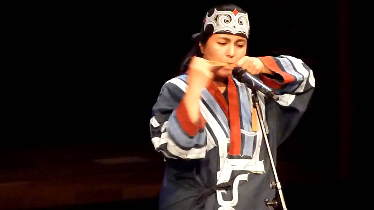 アイヌの楽器「ムックリ」の演奏シーン