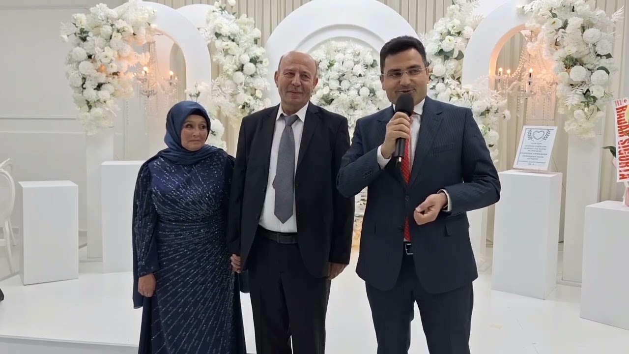40. EVLİLİK YILDÖNÜMLERİNİ AİLEYE DİKKAT ÇEKMEK İÇİN DÜĞÜNLE KUTLADILAR