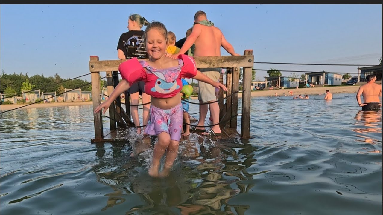 Capfun de fruithof spelen bij het strandje en zwemmen in het zwemmeer met vlot en 🐸