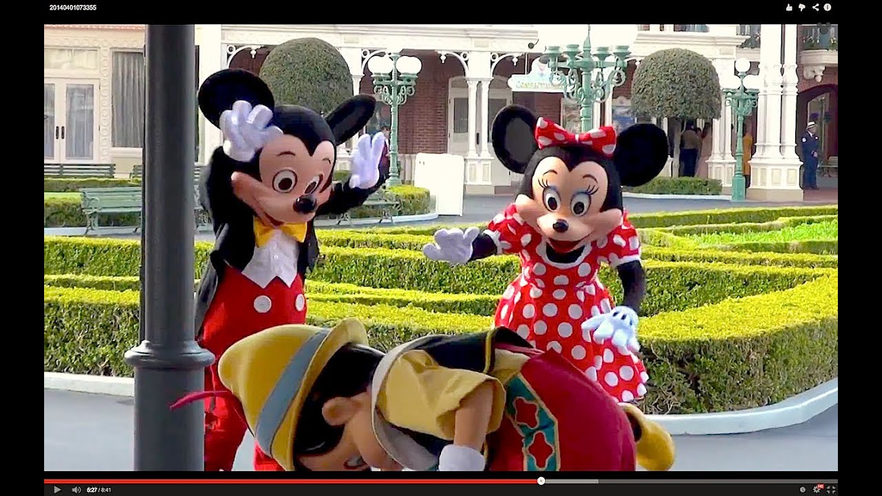 鼻水をスカートで拭いてあげるミニーちゃんの優しさよ（開園前グリーティング TDL）