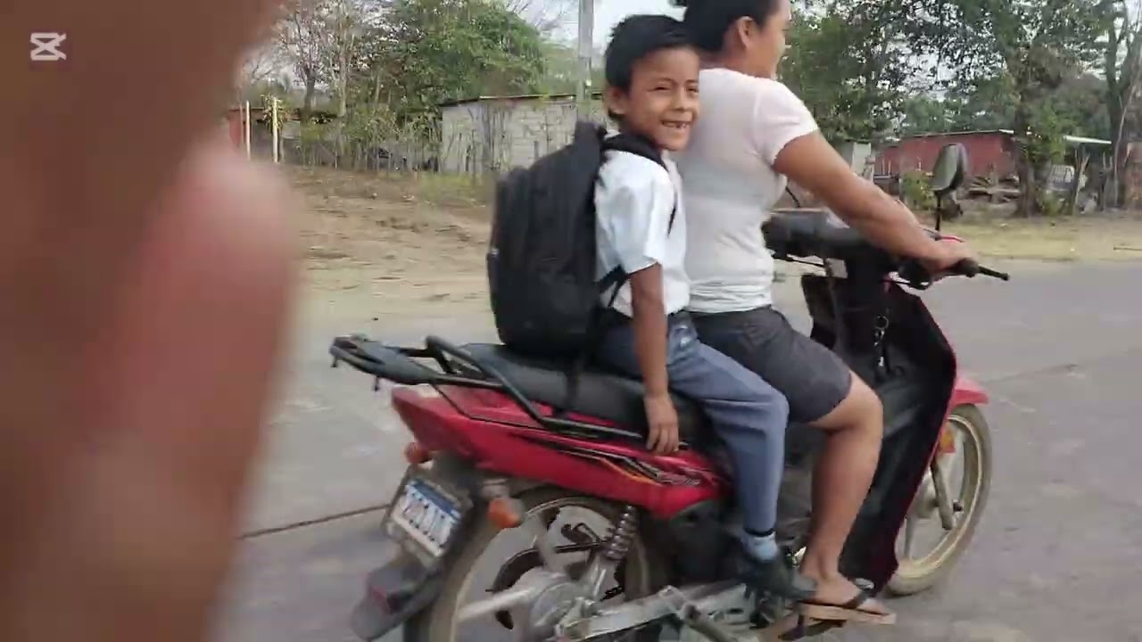 María va de camino a dejar a Heidi a la escuela