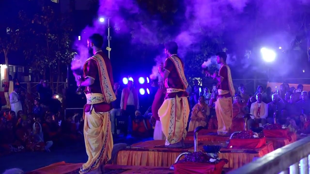 बनारस से आए ब्राह्मणों के द्वारा महाआरती की झलक