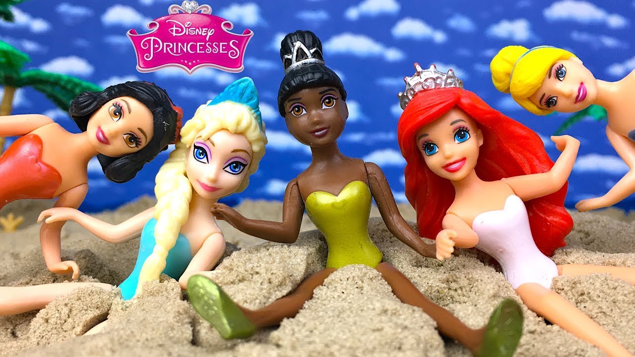 STORY WITH DISNEY PRINCESSES PLAYING AT THE BEACH & SAND CASTLES FUN