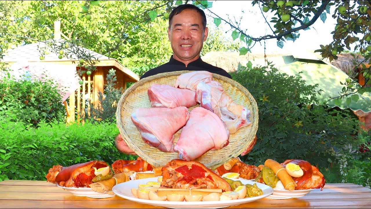 Тушеные свиные голени подаются с рисом! Очень нежные и легко отделяются от кости!