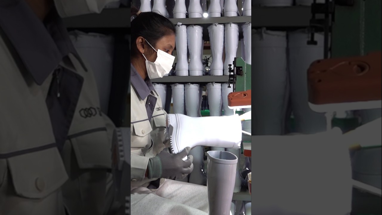 Mass production process of lightweight and safe fishing leisure rubber boots. Korean shoe factory