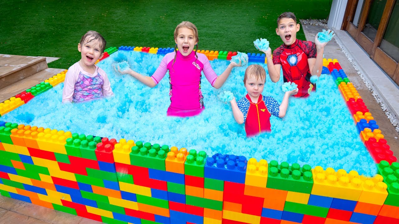 Dzieci zbudowały basen z klock&oacute;w Lego 🤩 Zabawna przygoda Vani i Mani | Dla dzieci po polsku