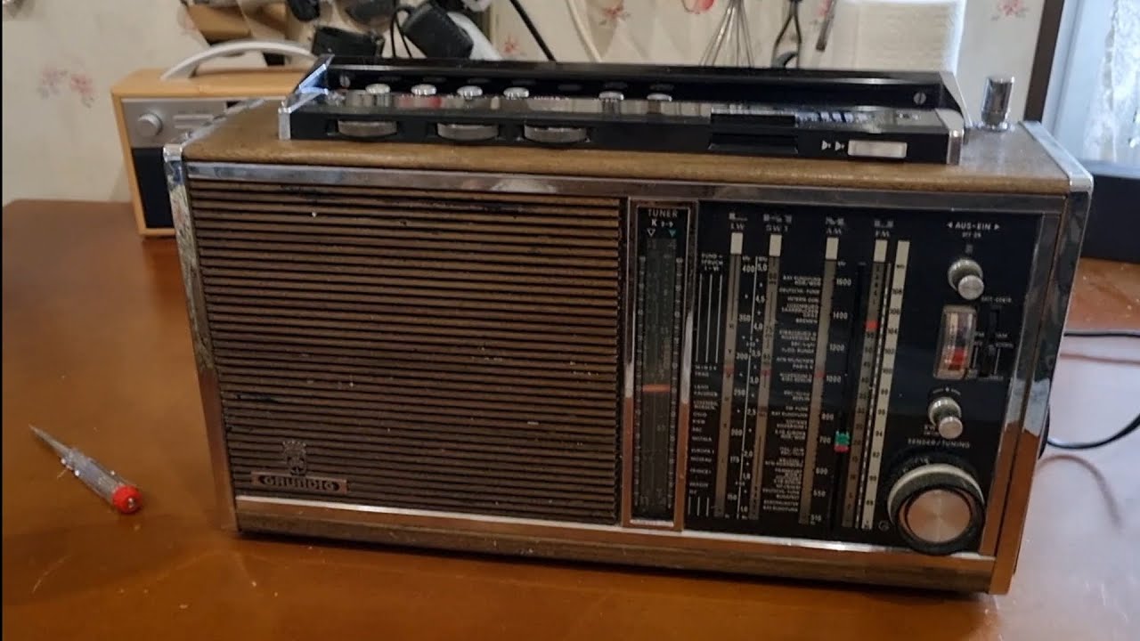 Weltempfänger Grundig Satellit 6000 Instandsetzungsaufnahme Kofferradio Transistorradio .
