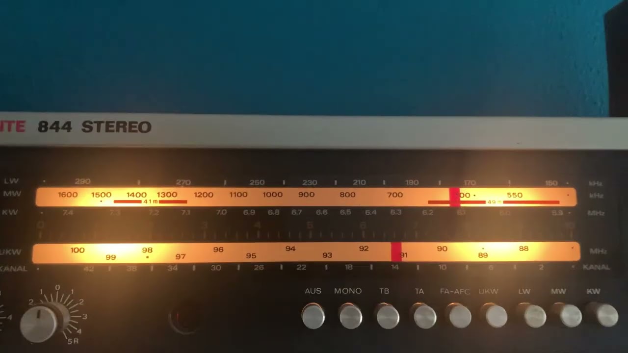 東ドイツ産の希少な古い80年代のハイエンドステレオで、「あさやけもゆうやけもないんだ」という曲を再生しています