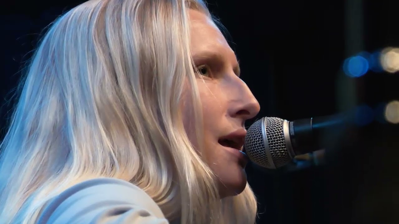 Billie Marten - Feeling | 101.9 KINK | PNC Live Studio Session
