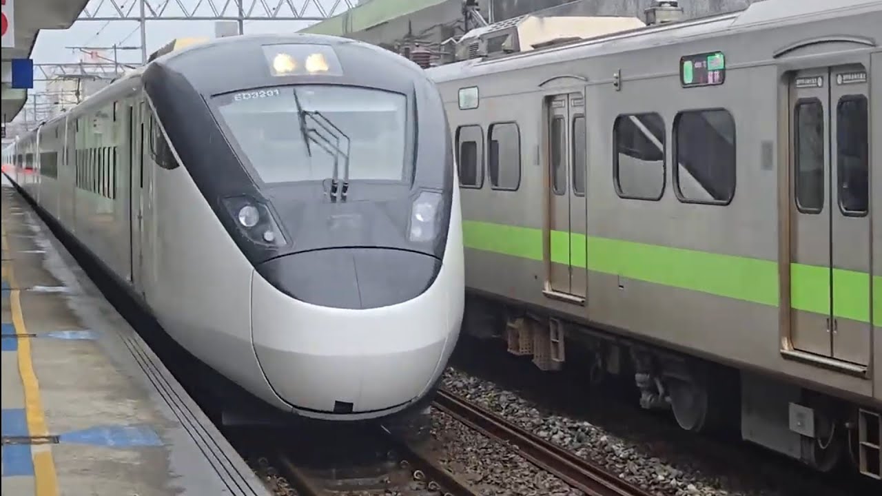 207次壽豐發車開往樹林的EMU3000型十二輛編組EMU3020皮蛋豆腐騰雲號綠色帶新城際自強號列車，和4156次瑞芳發車開往蘇澳的EMU500型EMU505+EMU504連號聯掛聯動聯運轉區間車
