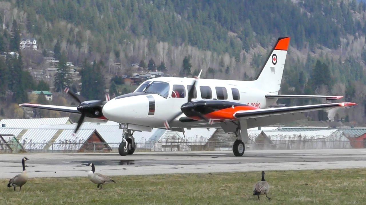Piper PA-31-350 Chieftain Landing