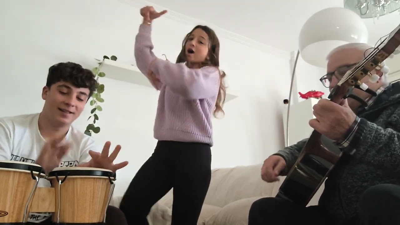 PALILLOS Y PANDEROS ( Niña Pastori )