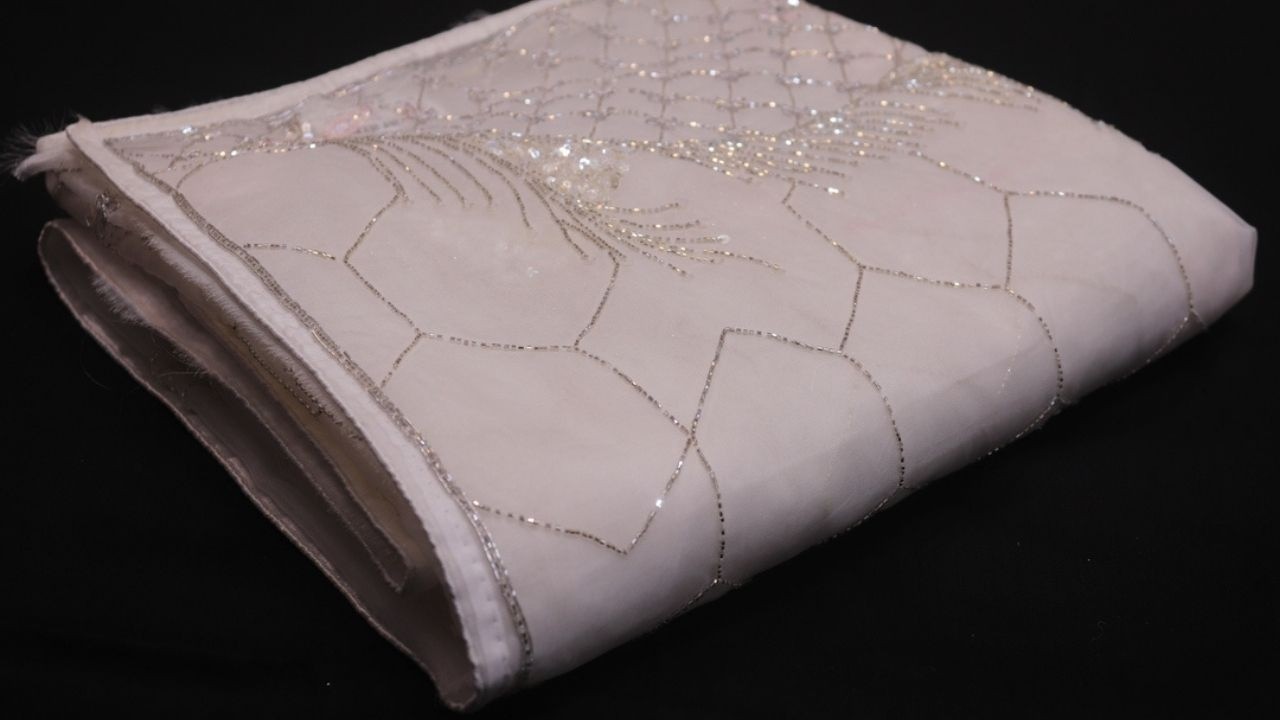 ARNG-4507 Elegant & Minimal: The Only White Saree You Need This Festive Season 🥂