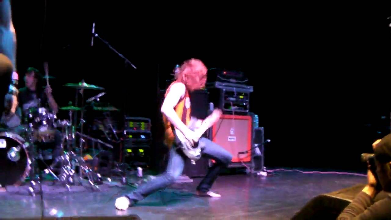 Closure In Moscow- Kissing Cousins (live) (HQ)