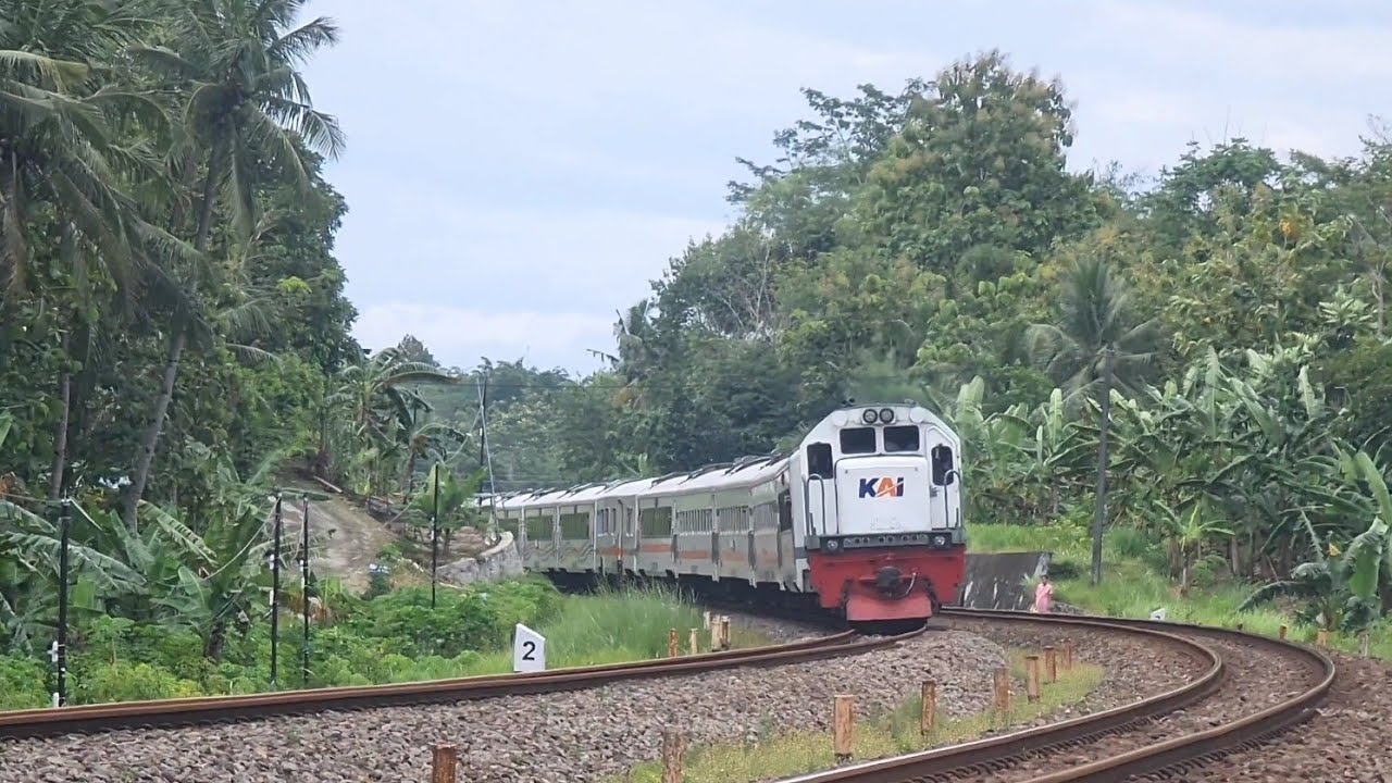HUNTING KERETA API DI GUMELAR TAMBAK BANYUMAS. SENANG MELIHAT KERETA API MENIKUNG