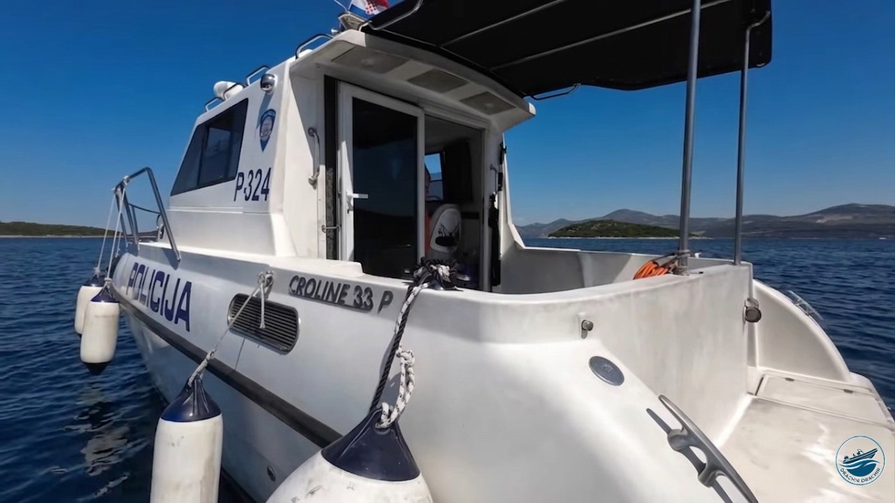 Deset minut na lodi a zase ti policajti