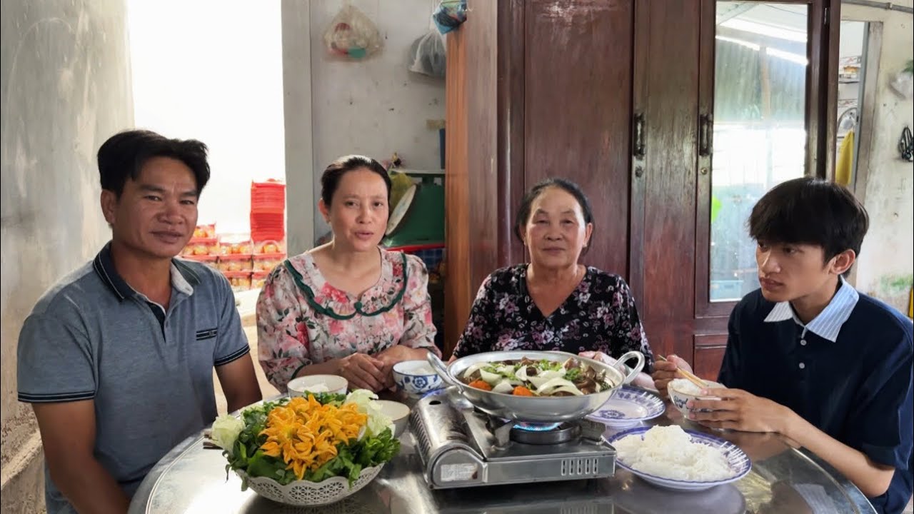 Thật Đầm Ấm Khi Có Mẹ Và Hai Con Dùng Cơm Trong Những Ngày Hai Con Được Nghỉ | Hương Trúc Miệt Vườn 