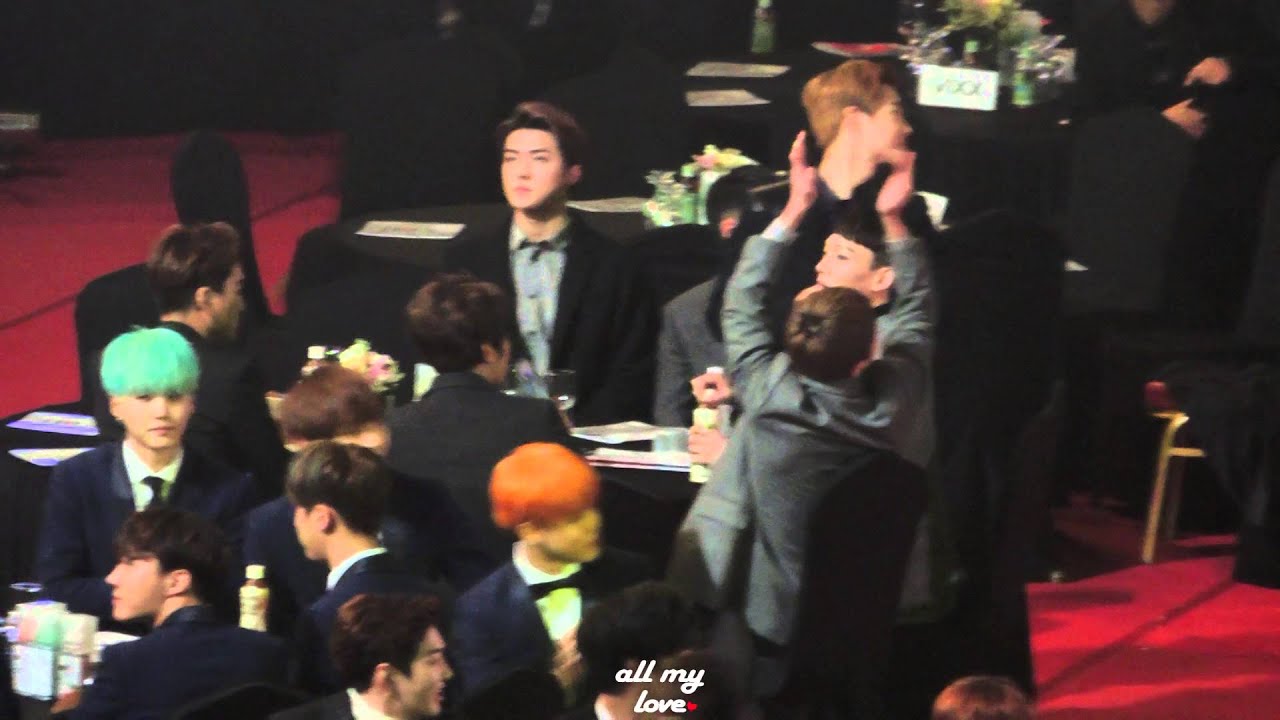 160114 서울가요대상 EXO 2부 시작 전 종인이 생일 축하해주기! HAPPY BIRTHDAY KAI