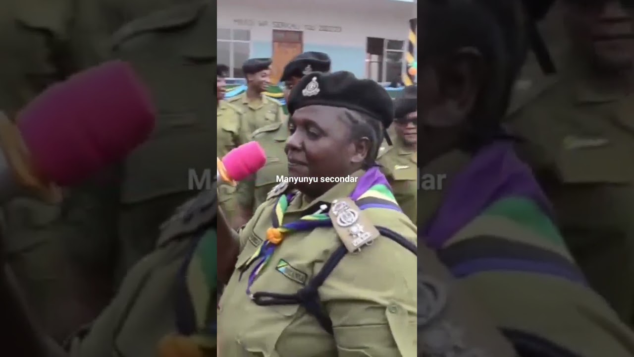 afisa wa jeshi la polisi akisaidia kuchangisha wazazi kupata hela ya kununulia pampu ya maji