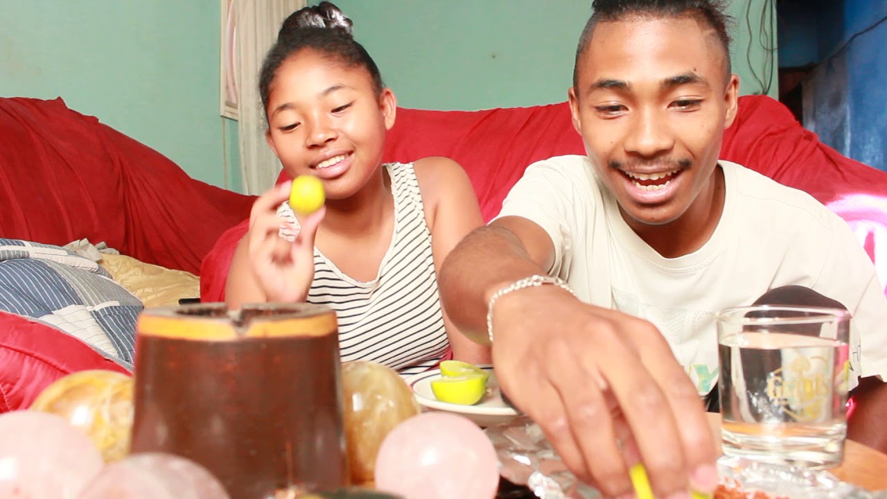 Myh en MbaLait   Eating lemon with NO expression challenge!