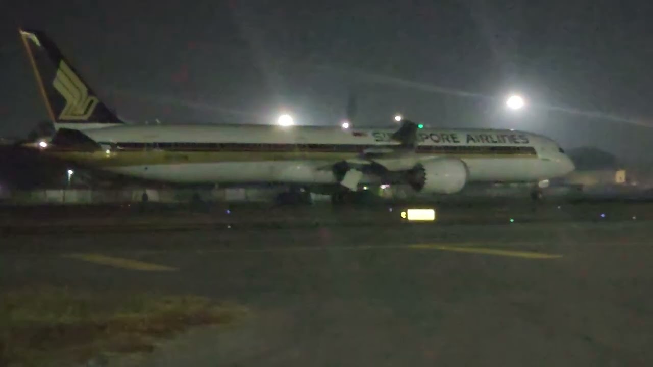 MR Big Singapore 🇸🇬 😍 and Airindia 🇮🇳 together❤️ taxing #singaporeairlines #airplane #airport #viral