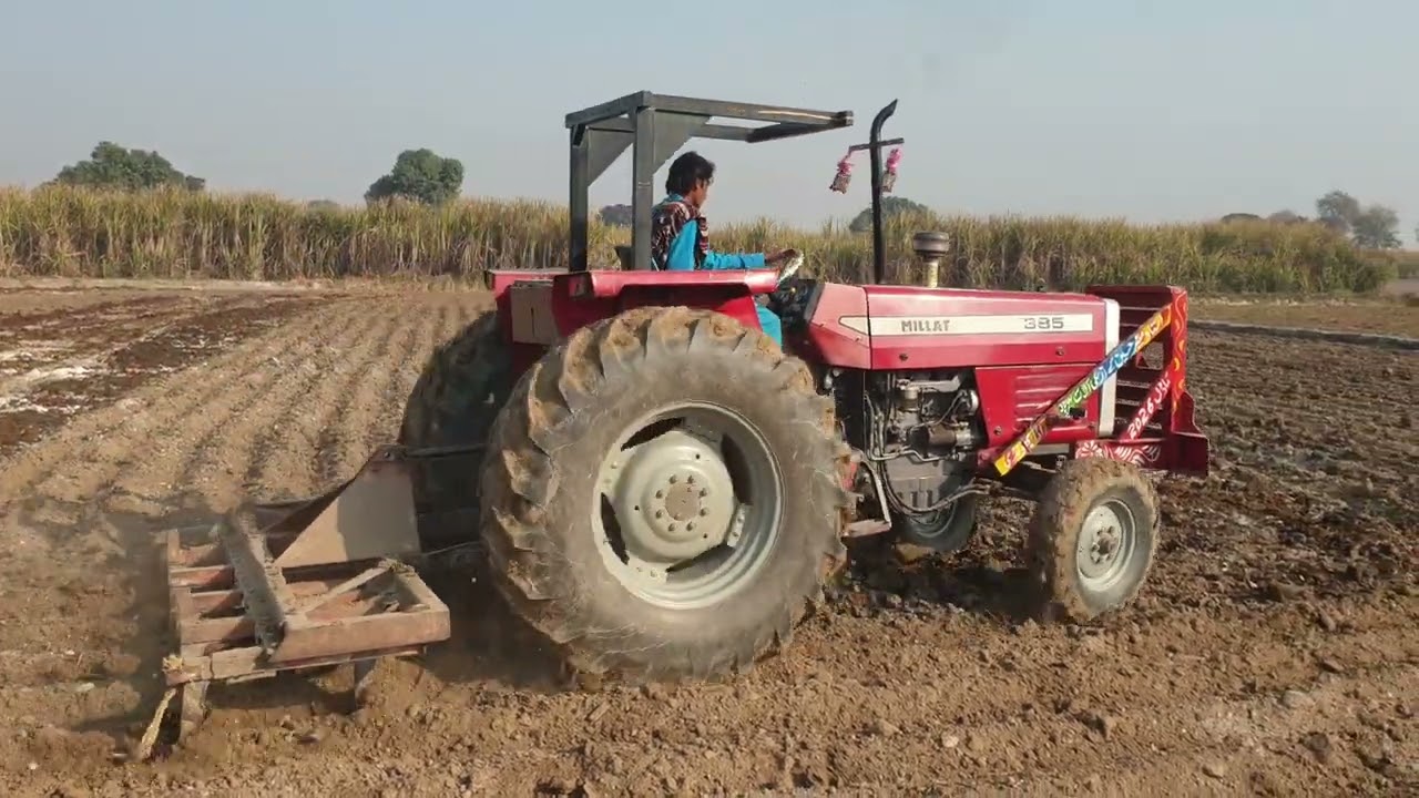 Tractor  work in  field  performance on cultivated hel #greenacerspakistan #agriculturalsystem 