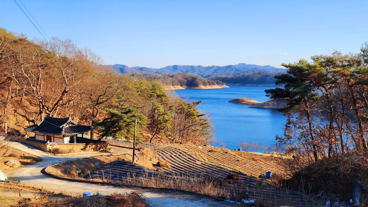 그림같은 호수가 내려다 보이는 마을에 사람들은 떠나고 빈집들이 많이있네요 an empty house mountain village Korea 🇰🇷 ♥️